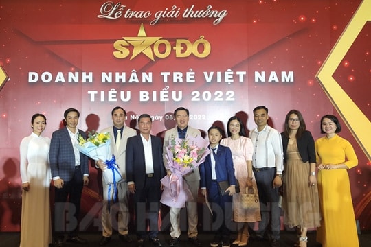 Three Hai Duong businesspeople honored at 2022 Red Star Awards ceremony for typical young entrepreneurs